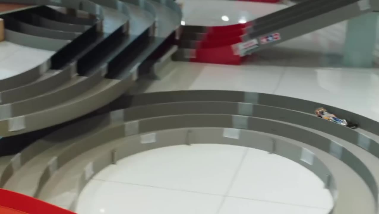 コースを走行するミニ四駆