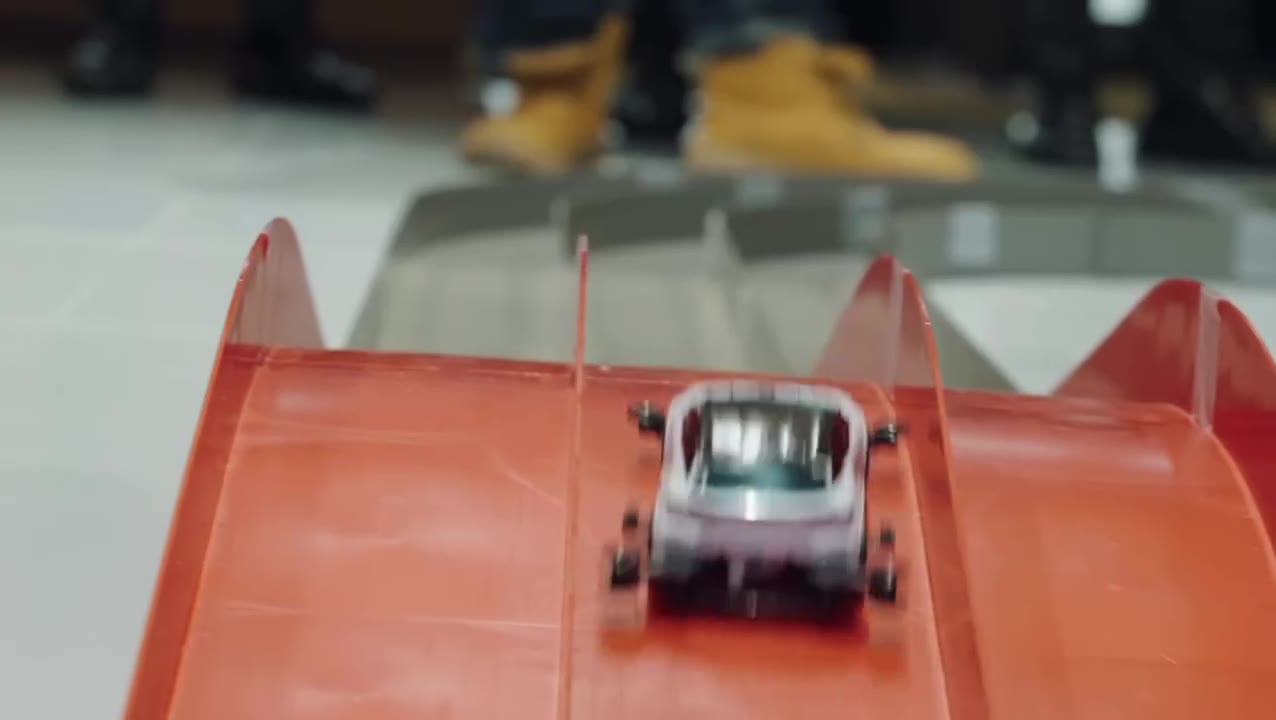 コースの坂を走るミニ四駆